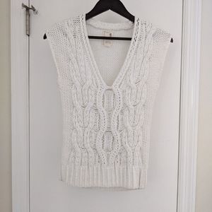 Cable knit v-neck sleeveless sweater